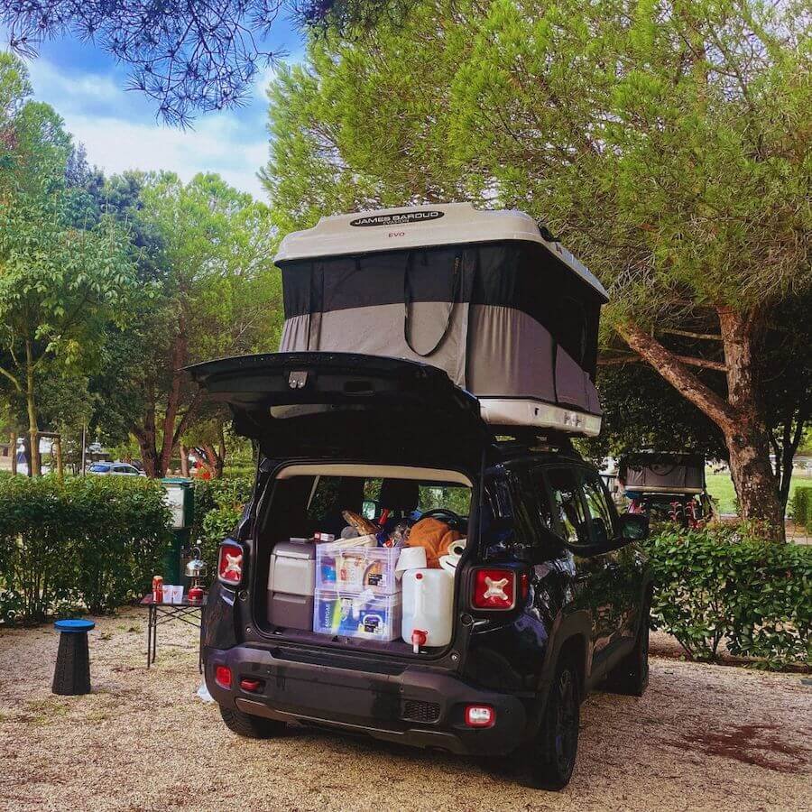 Campingplatz mit Jeep, Dachzelt und Have a Seat Teleskop-Hocker neben Campingtisch – Kroatien