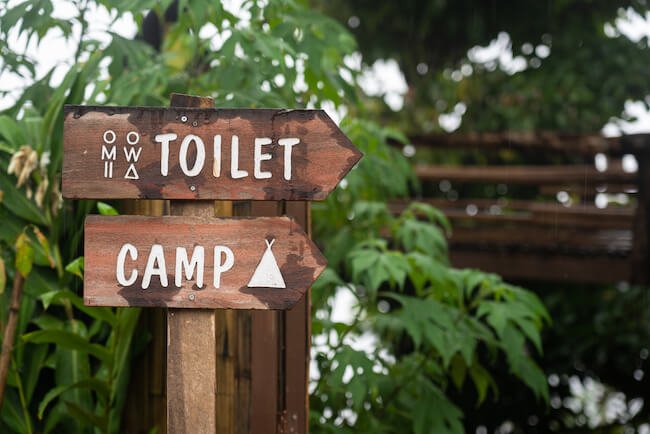 Camping-Toiletten-Campingklo-Wegweiser