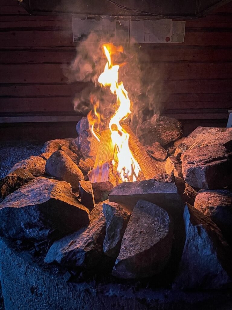 Offene Feuerstelle in einer Hütte mitten in der Wildnis – Schweden, Skandinavien