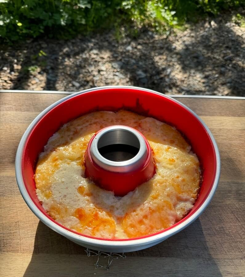 Kartoffelauflauf mit goldbraunem Käse im Omnia Backofen, frisch zubereitet auf dem Campingkocher.