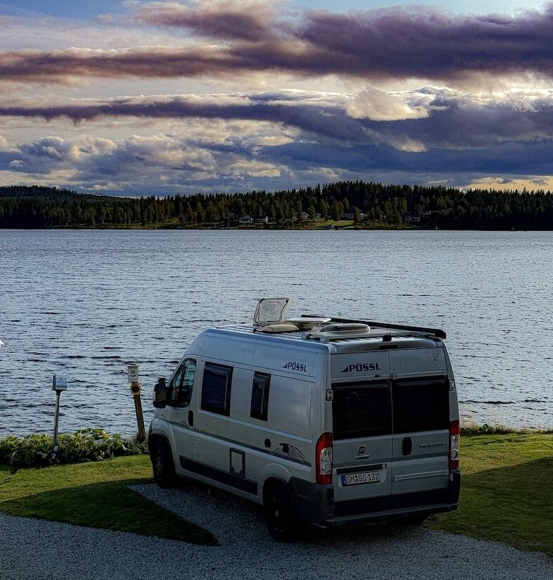 Schweden -Norwegen - Camper Pössl Roadcamp auf einem Stellplatz direkt am Wasser unter skandinavischem Abendhimmel