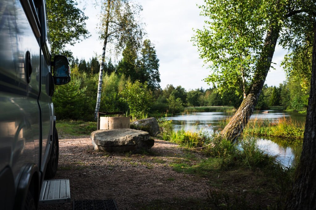 Camper am Flussufer mit Grillstelle und Naturblick – perfekter Stellplatz in Schweden