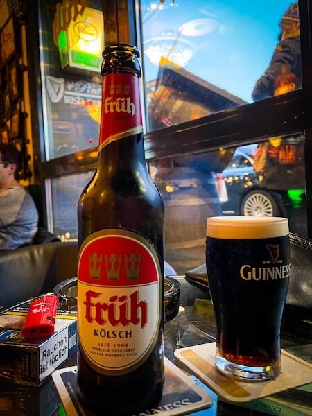 Früh Kölsch und Guinness im The Pint Irish Pub in Cochem mit Blick zur Moselpromenade