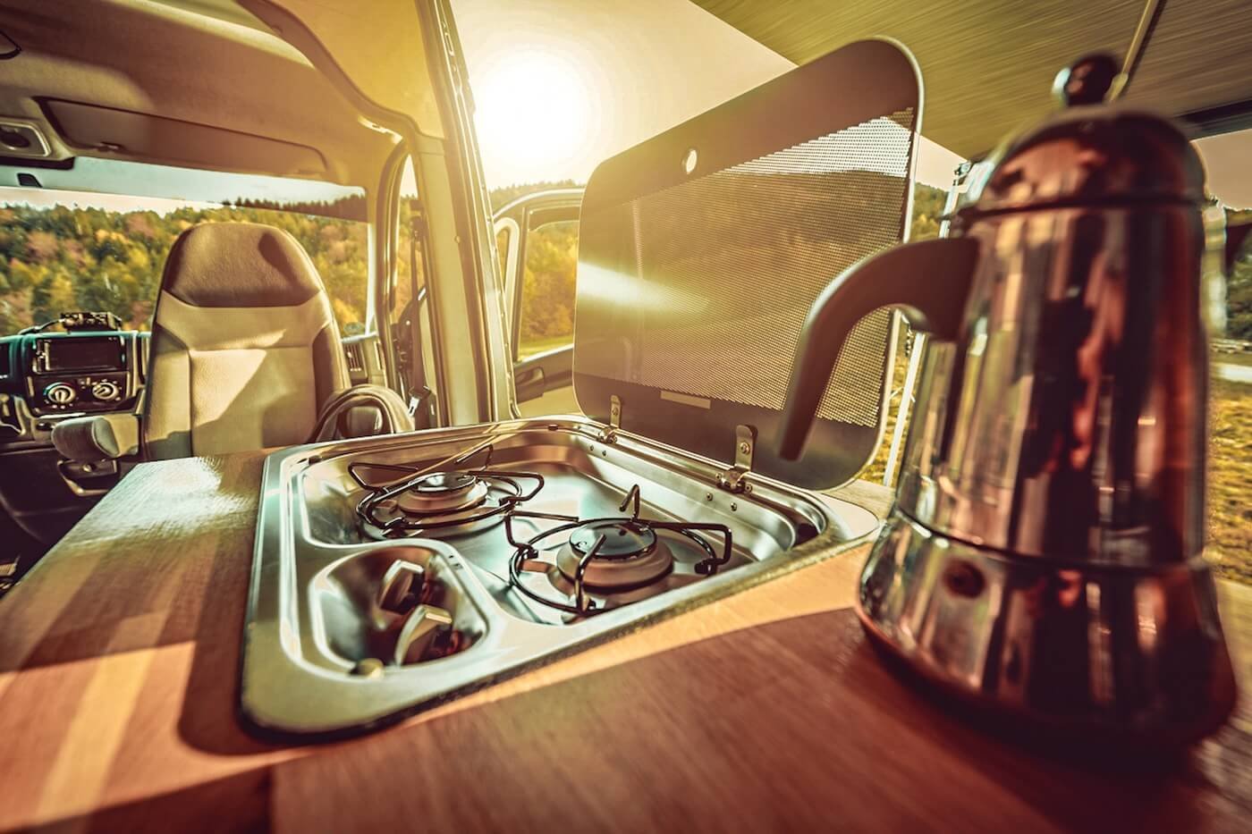 Gasherd mit Wasserkocher im Camper – perfekte Kulisse für das Thema Gasprüfung Wohnmobil