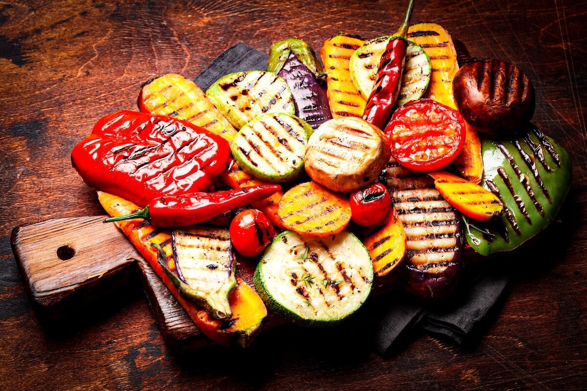 Gegrilltes Gemüse auf Holzbrett – Zucchini, Paprika, Aubergine & mehr frisch vom Grill