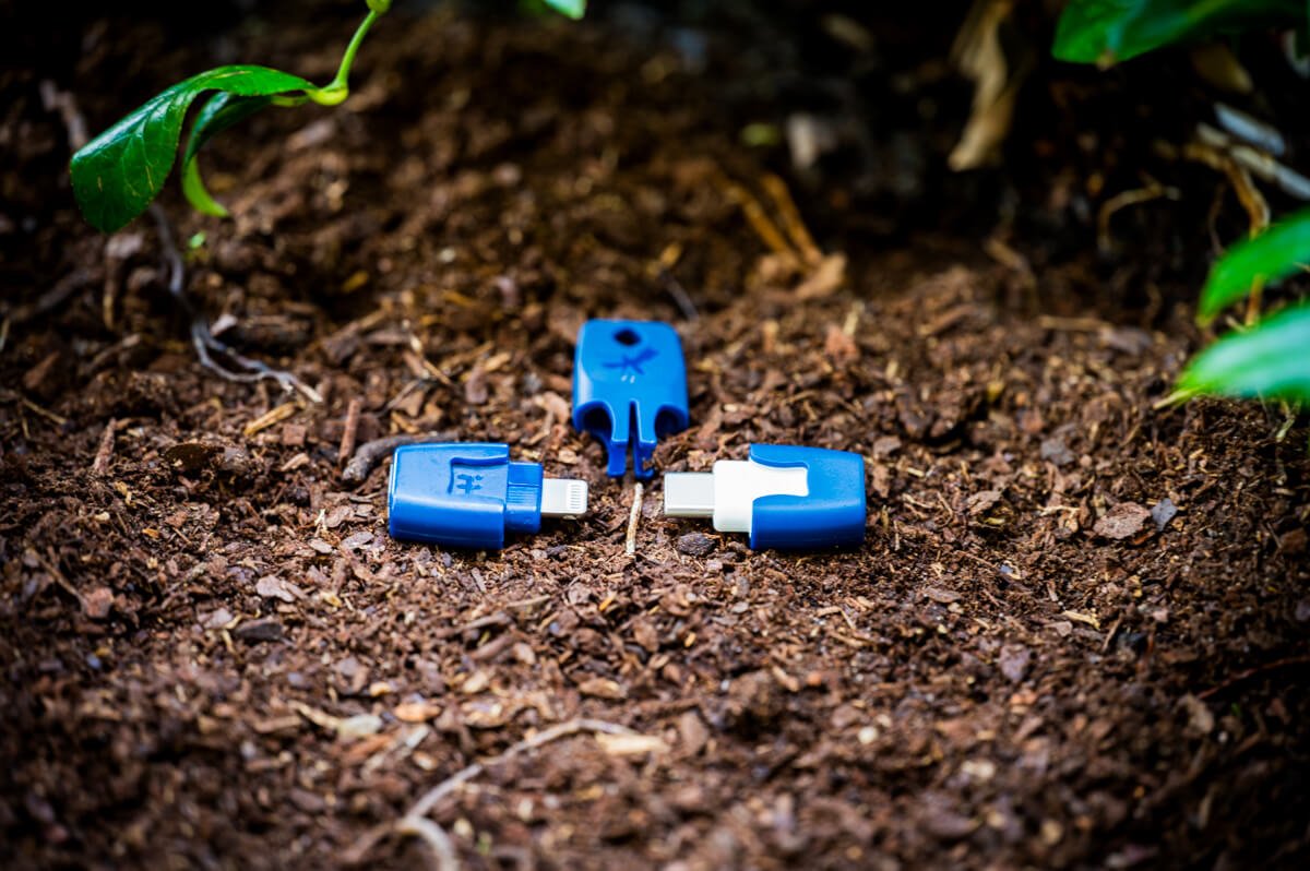 heat it Insektenstichheiler mit Lightning- und USB-C-Stecker im Outdoor-Einsatz