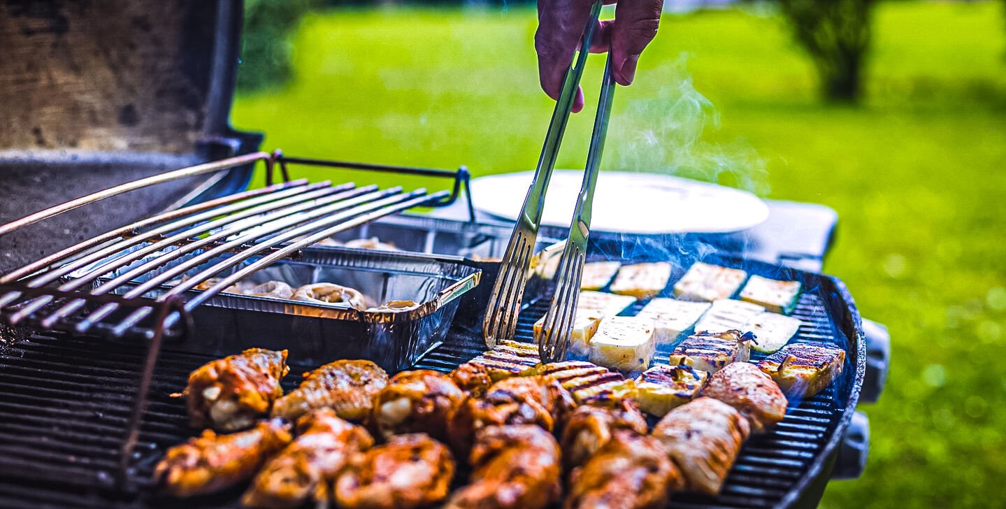 Mini-Gasgrill mit Fleisch und Gemüse im Einsatz – ideal für Camping und Outdoor-Küche