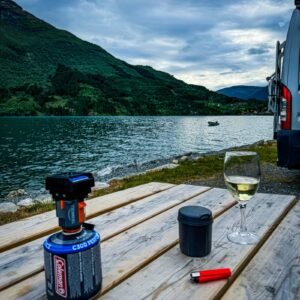 Mückenschutz beim Camping - Thermacell Backpacker auf Gaskartusche beim Camping in Schweden – effektiver Mückenschutz am See mit Van, Wein und Naturkulisse