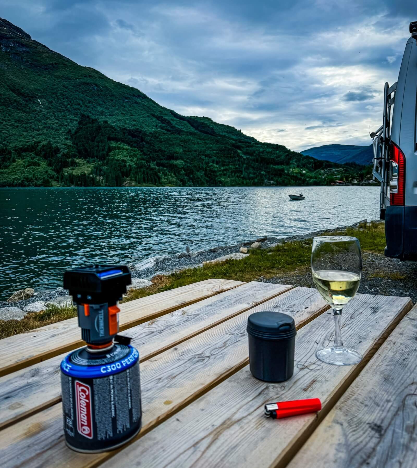 Mückenschutz beim Camping - Thermacell Backpacker auf Gaskartusche beim Camping in Schweden – effektiver Mückenschutz am See mit Van, Wein und Naturkulisse