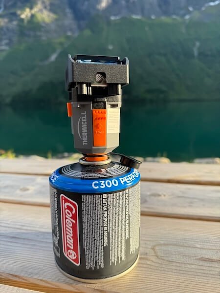 Thermacell Backpacker Mückenschutzgerät auf Gaskartusche, aufgenommen am See in Norwegen