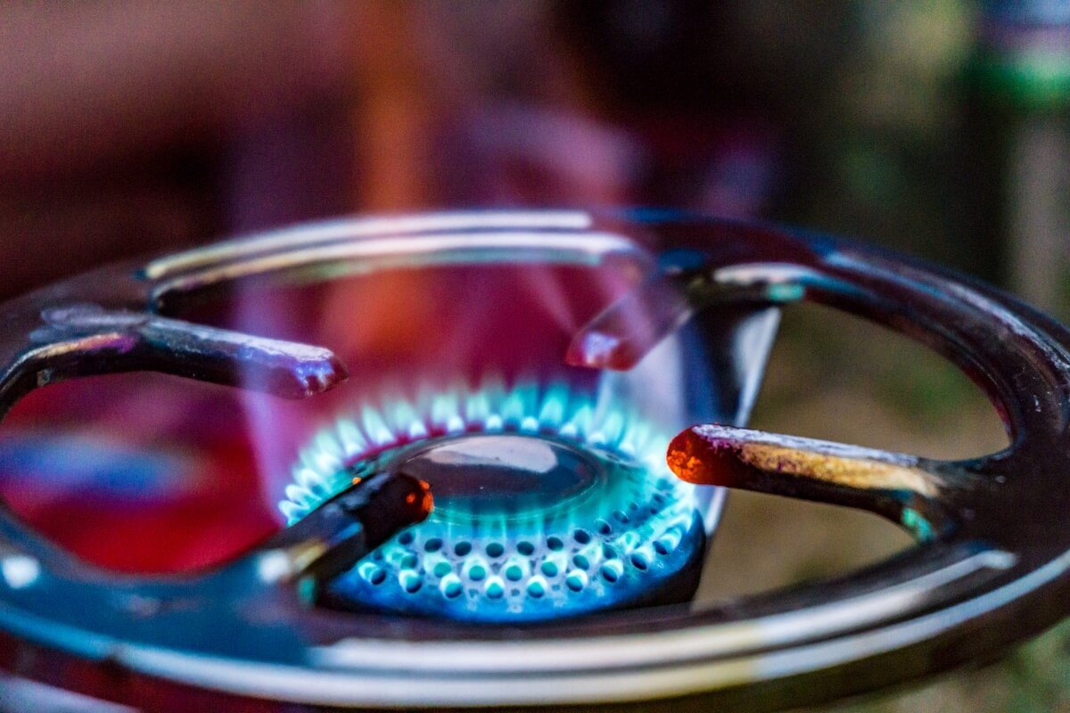 Nahaufnahme einer Gasflamme im Wohnmobil-Kocher – Brennprobe bei der G 607 Gasprüfung