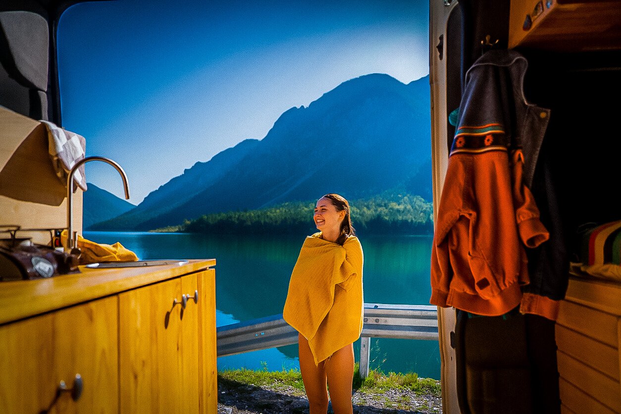 Camping Handtuch Test – Mikrofaser Handtuch schnell trocknend am See mit Camper